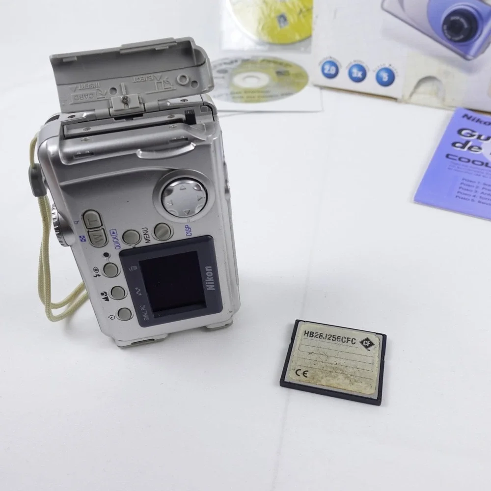 Nikon CoolPix E2000 2.0 Megapixel Digital Camera w/Memory Card Tested CIB